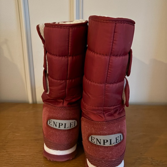 Women’s Red Winter Boots - Picture 3 of 6